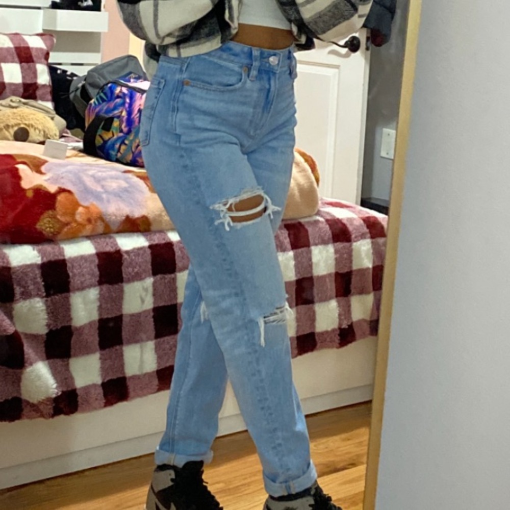 Light Wash American Eagle Mom Jeans